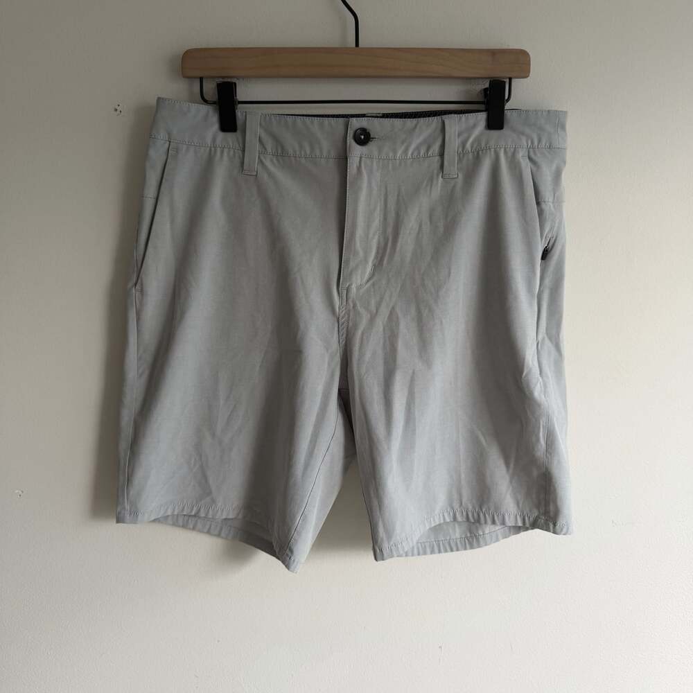 Vuori Men’s Aim Short Light Gray Size 32 Outdoor Hiking Casual Stretch Golf